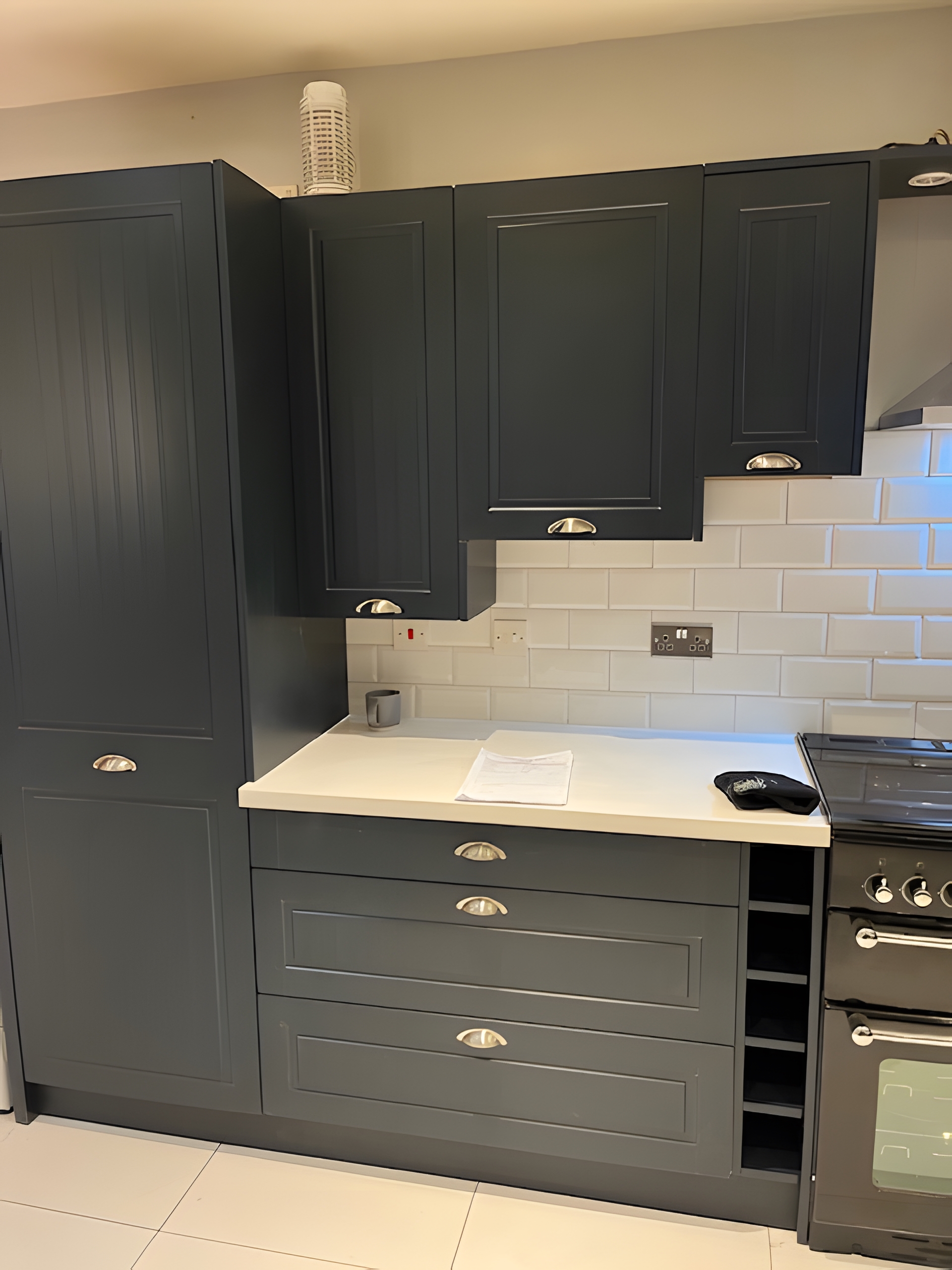 Modern kitchen with Taunton Graphite Matt doors and Bianco Riso Quartz worktops after transformation