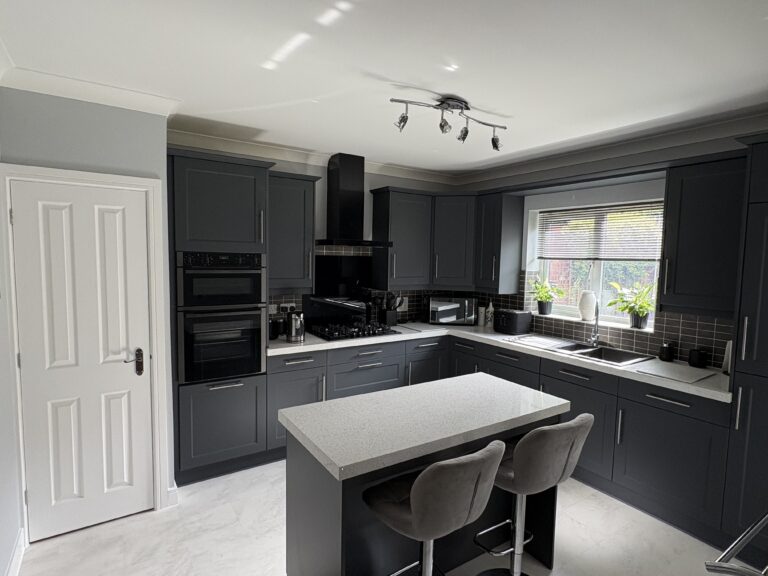 Modern Kent kitchen with Horton Superior Matt Graphite doors and White Sparkle quartz worktops after transformation