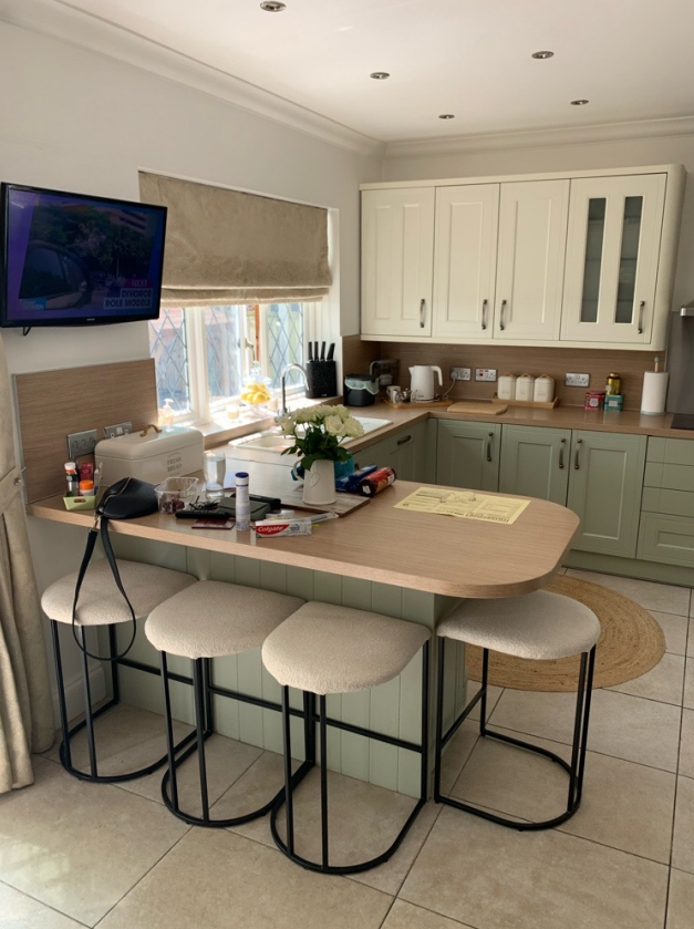 Essex kitchen with dated laminate worktops before quartz upgrade