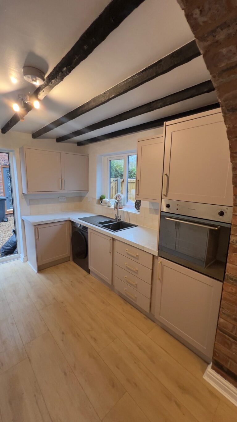 MELROSE doors in MATT KASHMIR – Calcatta Canyon quartz overlay – Chester