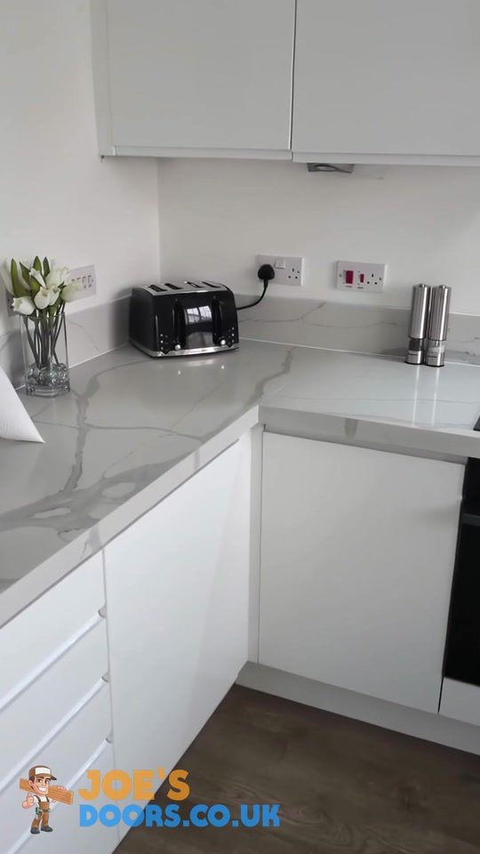 Gallo doors in Gloss White – Vitton quartz overlay – Paisley